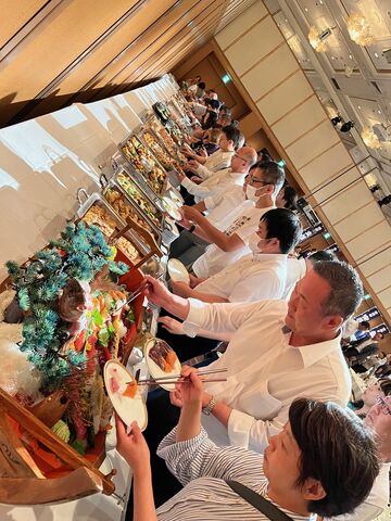 写真15 料理に殺到