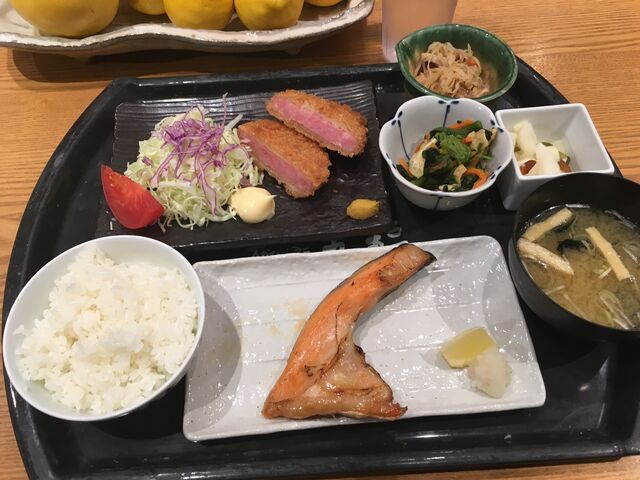 写真10 銀鮭カマ焼きとハムカツ定食