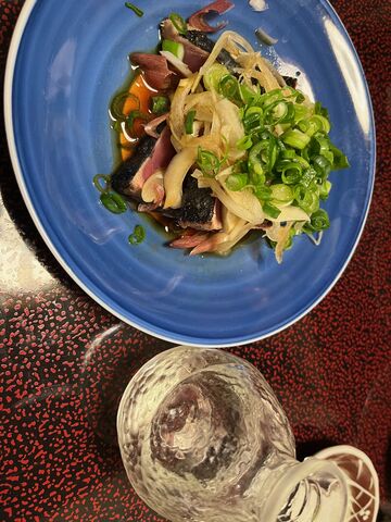 写真6 鰹のタタキと船中しぼりたて