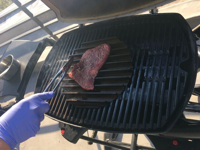 写真8 ステーキ焼く