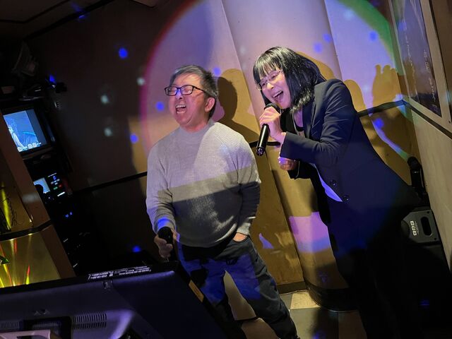 写真15 伊藤と真理ちゃん熱唱