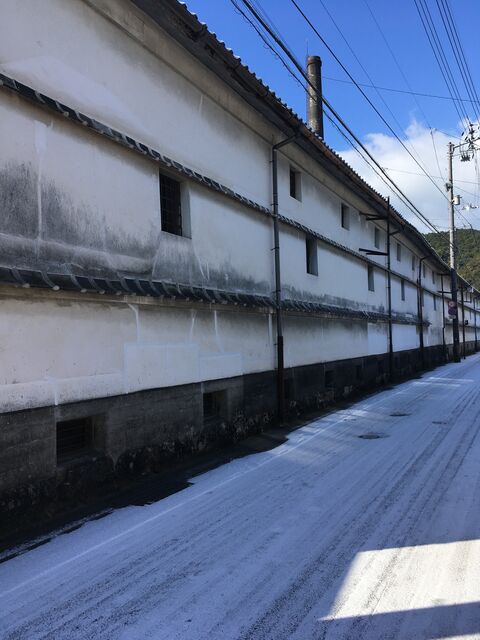 写真1 酒蔵の白壁と雪の道