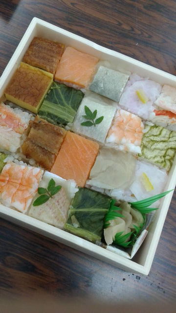 (16)お昼の寿司弁当