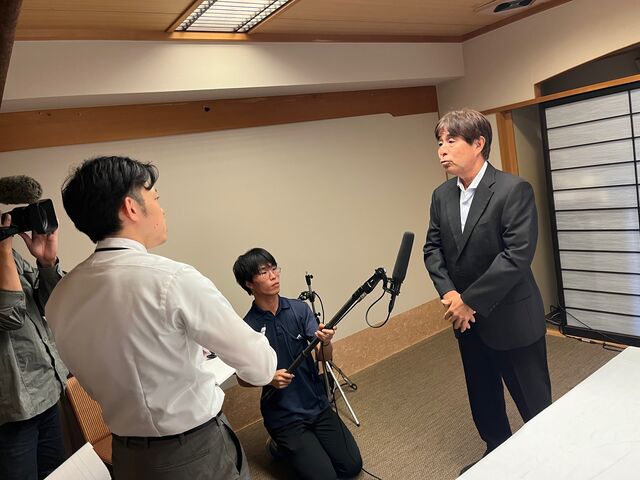 写真13 高木新理事長NHK取材