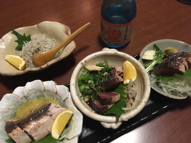 写真4 霞酒とジャコらっきょうとタタキ