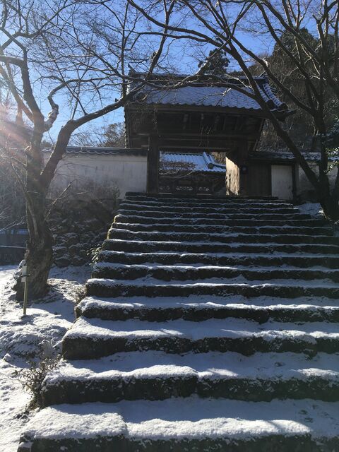 写真5 青源寺石段に雪
