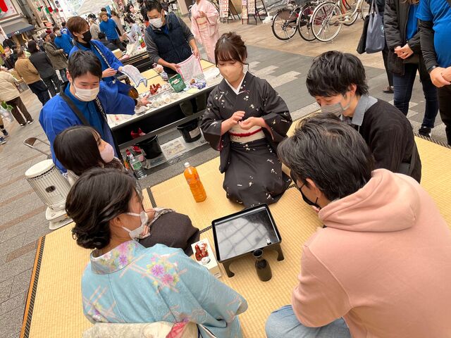 写真17 お座敷ガールも堂々レクチャー