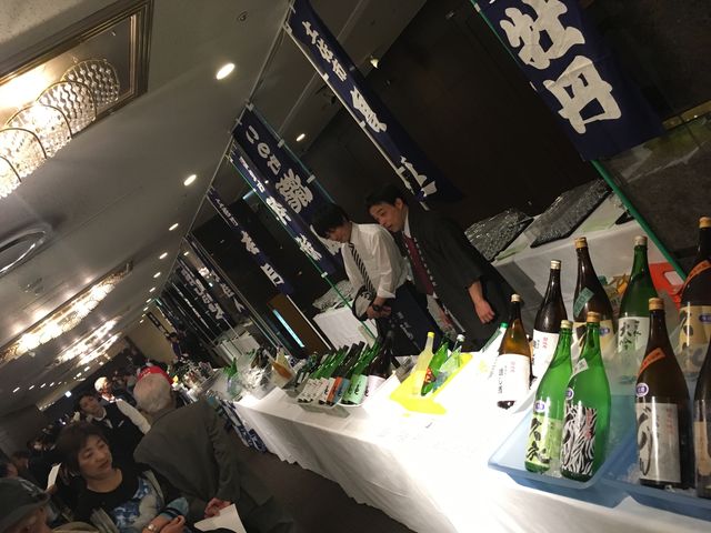 写真16 土佐酒ブースにもお客様ぼちぼち