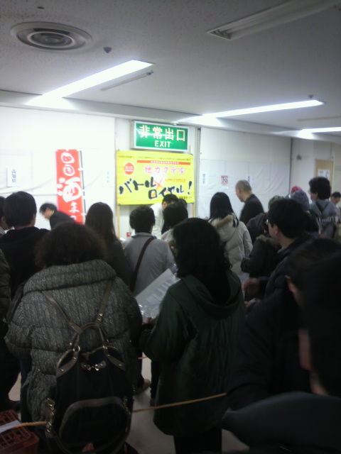 (6)「地カクテル」にも行列!