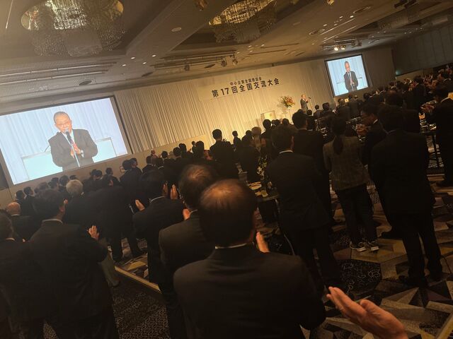 写真23 懇親会中締め