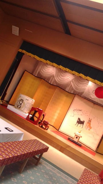 (13)大広間でお神酒をいただく