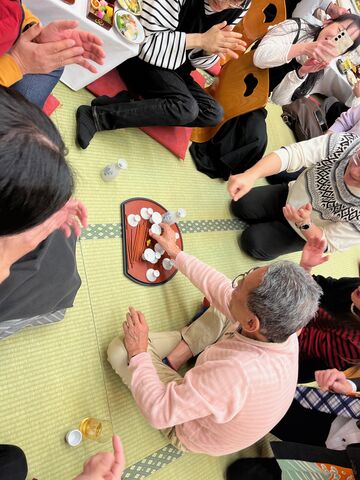 写真20 菊の花で盛り上がる