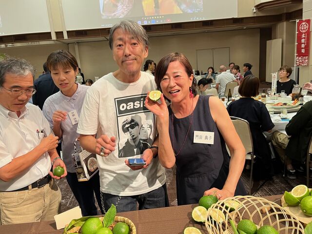 写真55 酢みかんの香りを匂うお客様