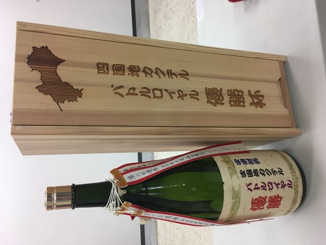 写真22 優勝トロフィー