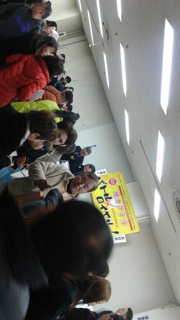 (16)地カクテルに行列