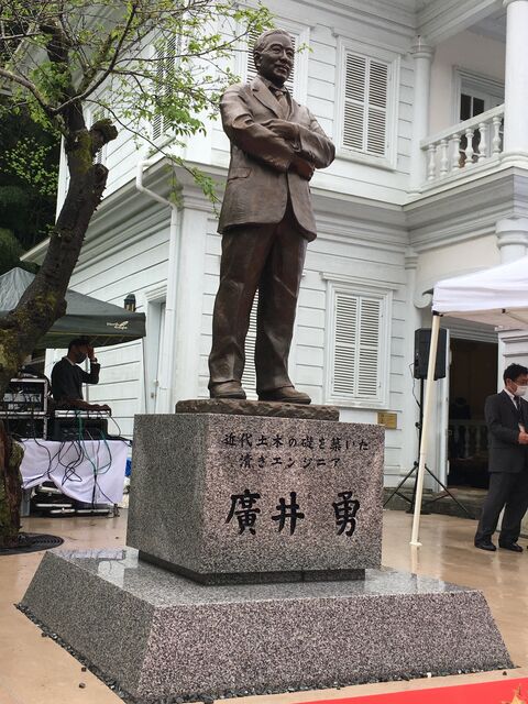 写真12 廣井勇博士銅像