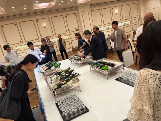 写真16 酒ブースに殺到