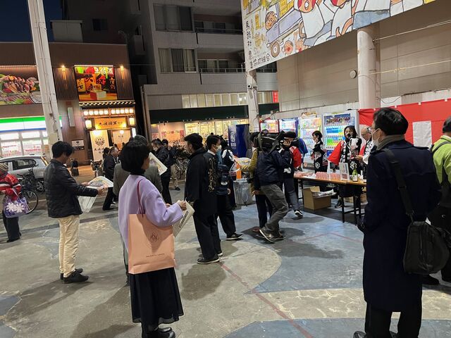 写真11 お客さん集まる