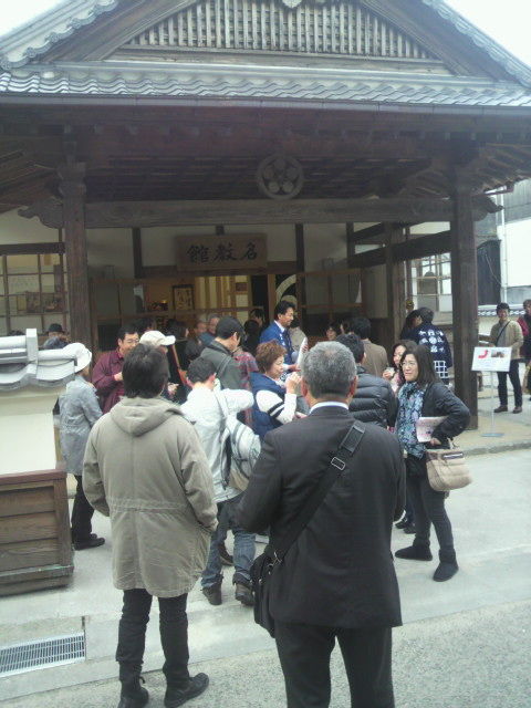 (22)袋吊り今搾りを楽しむ人々