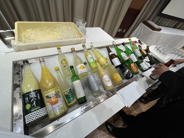 写真20 リキュール&土佐酒コーナーに人