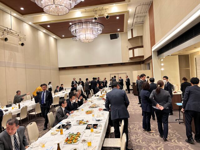 写真30 宴席風景2