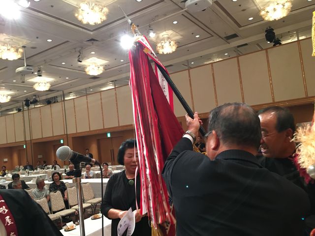 写真22 団体戦優勝旗授与
