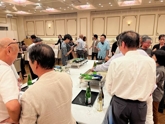 写真26 相変わらず酒に人人