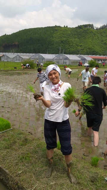 (2)江辺さんも田植え