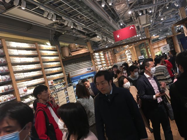 写真11 店内混雑2