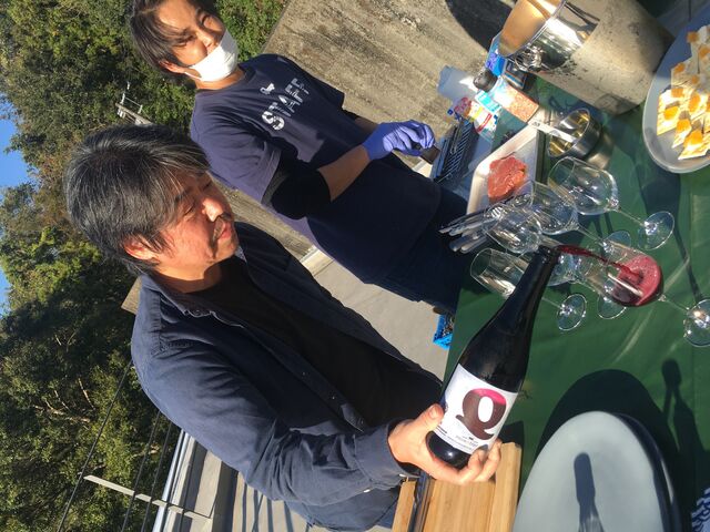 写真3 迫田さんランブルスコを注ぐ