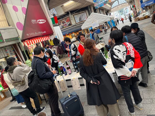 写真32 試飲コーナーも盛り上がる