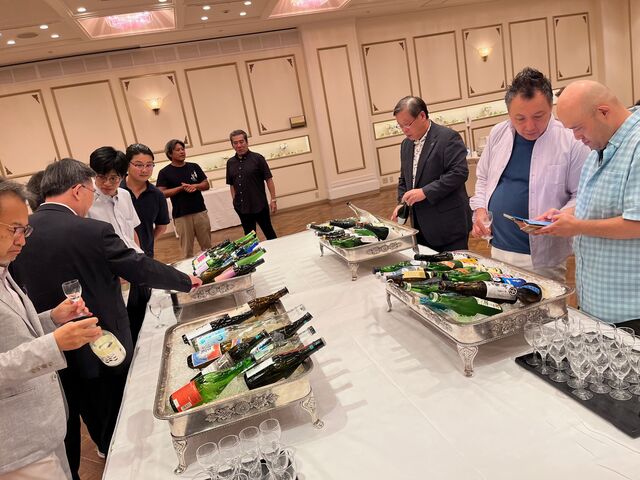 写真20 酒コーナーに人人人