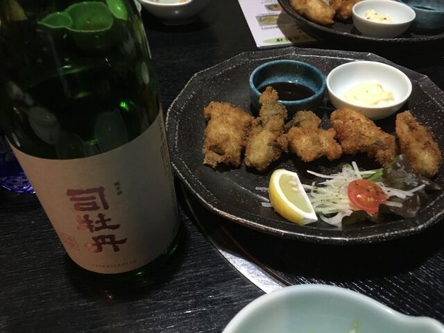 写真14 司牡丹とカキフライ