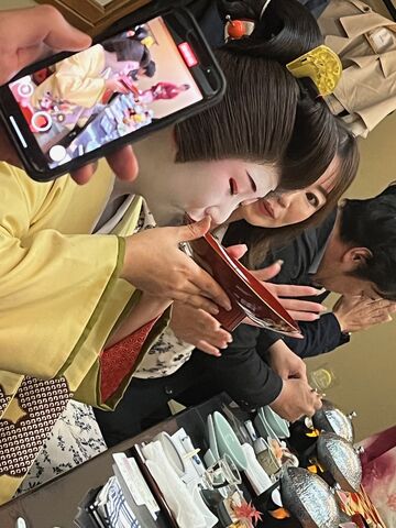 写真15 女将の大杯飲み