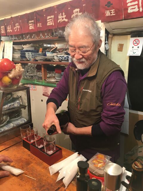写真32 土佐司牡丹を注ぐ