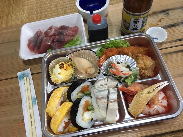 写真3 弁当、刺身、土佐司牡丹