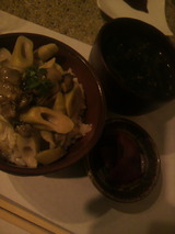 炊き込みご飯と味噌汁と漬け物.jpg