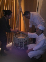 ドミニクさんと野崎さんがもろみ酒を注ぐ
