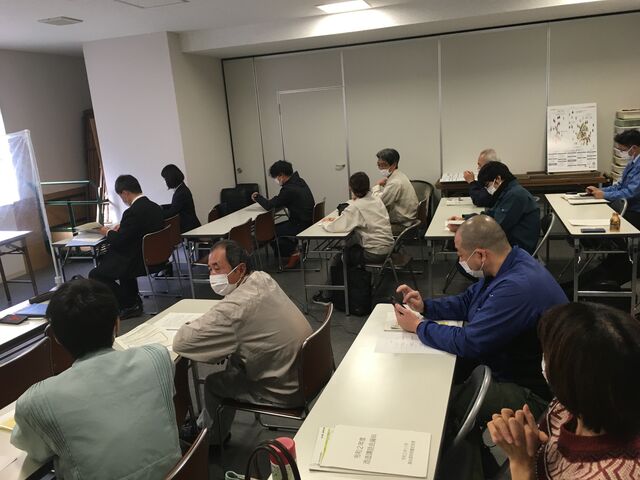 写真2 講話会に集まる2