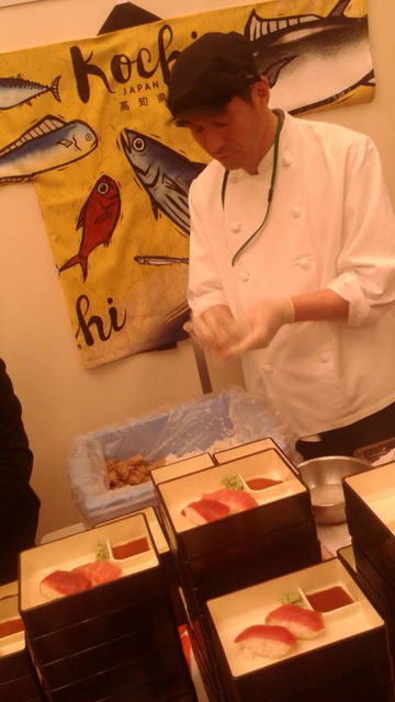 (35)マグロを握る山下料理長