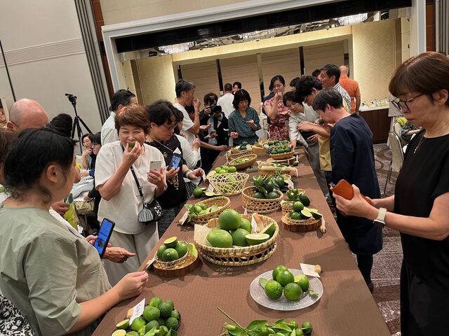 写真56 酢みかんの香りを匂うお客様2