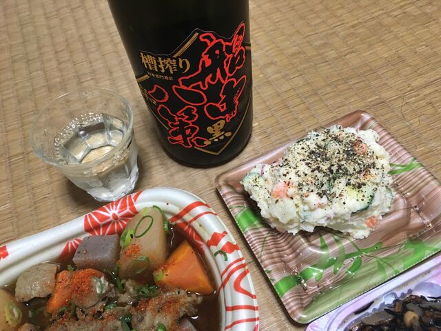 写真5 船中黒と料理 アップ
