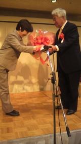 20101.20花束贈呈