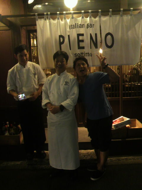 (26)「PIENO」の前で