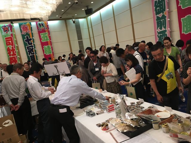 写真21 食品コーナーにお客様