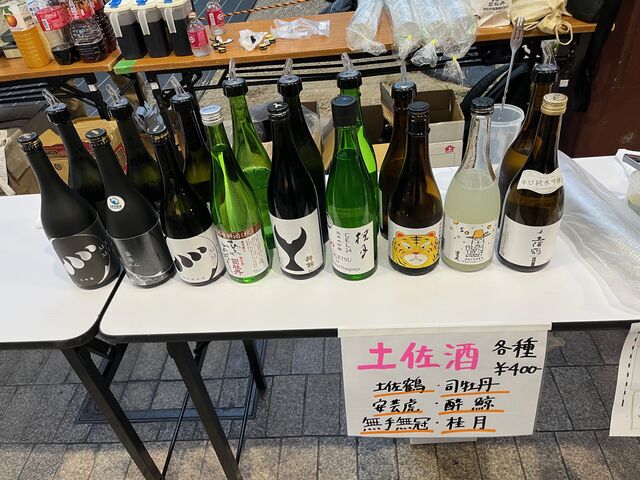 写真19 土佐酒コーナーにもお客様