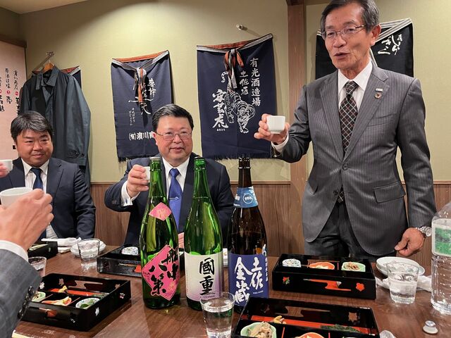 写真5 森下会長乾杯