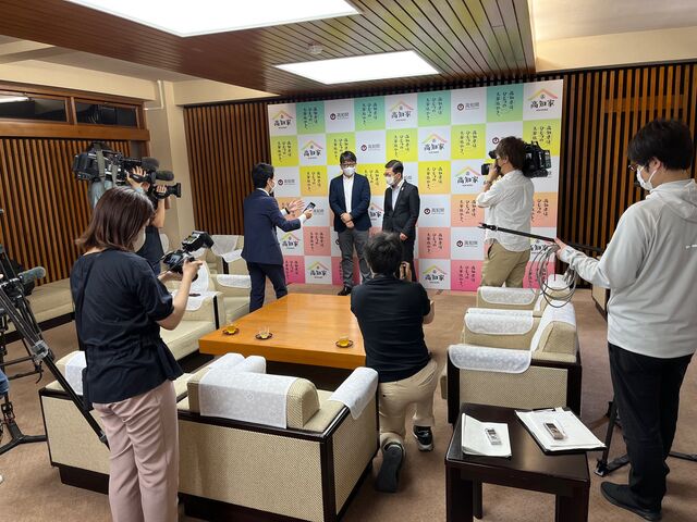 写真9 マスコミ取材