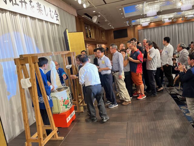写真25 袋吊り搾りに行列
