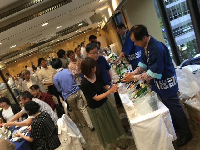 写真11 司牡丹コーナーにお客様